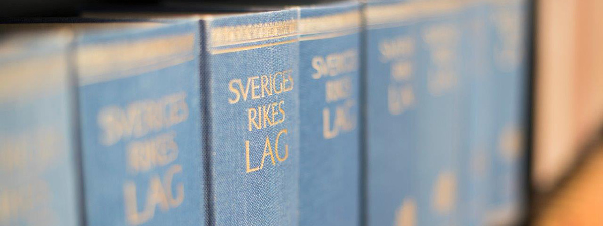 Sveriges lagböcker på rad i en bokhylla